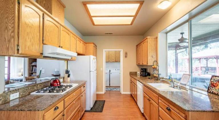 Vacation home with hot tub | Perfect for remote work | Pets allowed — photo 4