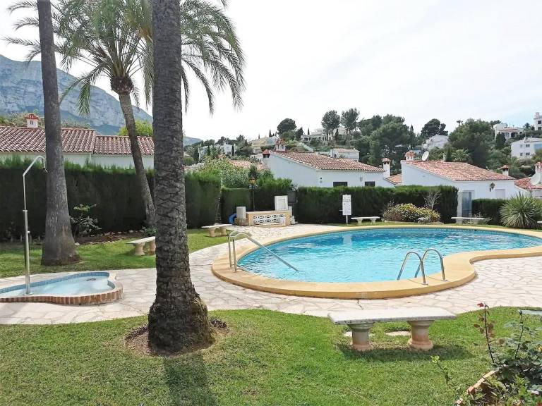 Ample bungalow with pool, terrace & garden | Pets allowed — photo 3