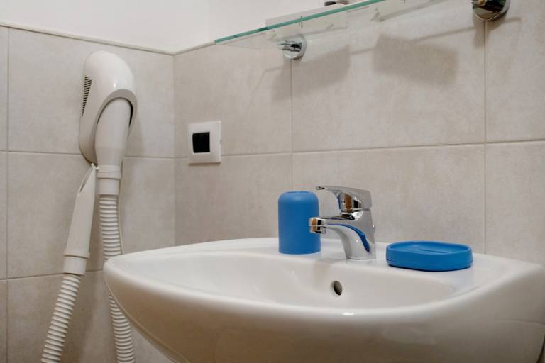Room 'Ginevra - Camera 4' with Wi-Fi and Air Conditioning — photo 5