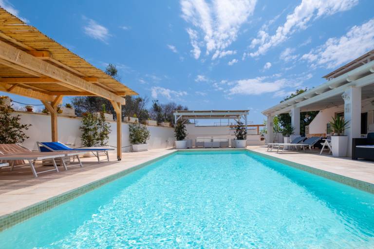 Villa with grill, private pool & yard | Pool view — photo 3