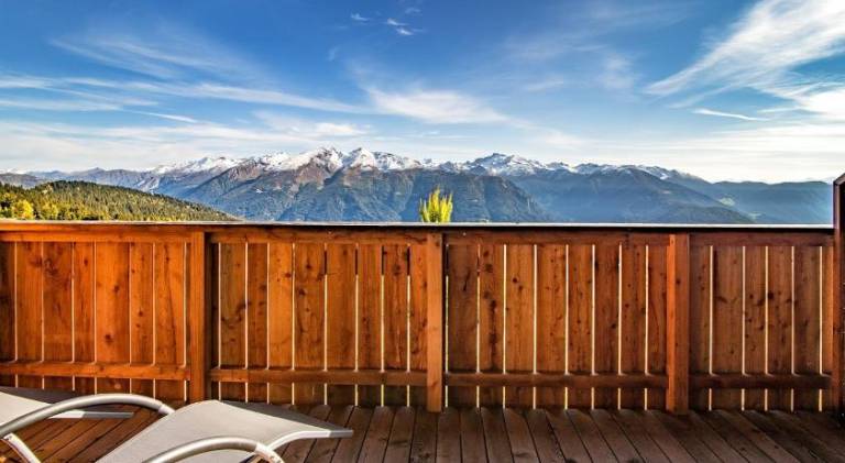 Chalet with jacuzzi, yard & terrace — photo 4