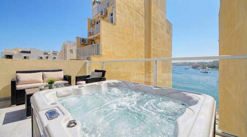 Wonderful holiday apartment with hot tub & terrace | Pets allowed in St. Julian's