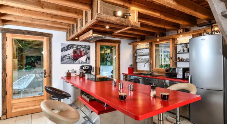 Chalet with hot tub — photo 4