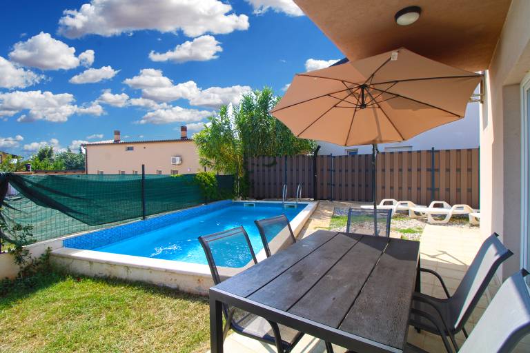 House with pool, terrace & barbecue — photo 3