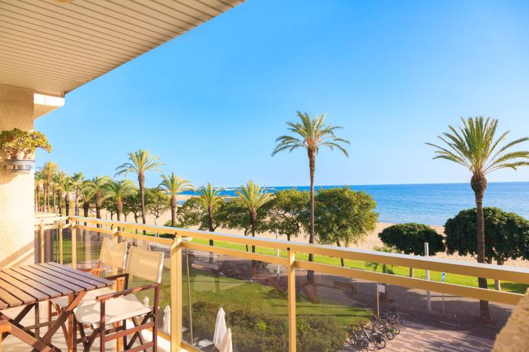 Apartment with terrace, pool & garden in Cambrils