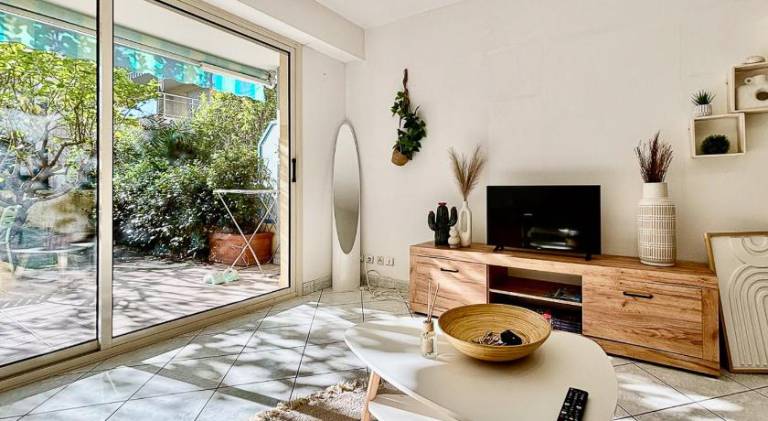 Apartment with yard, barbecue & patio in Menton