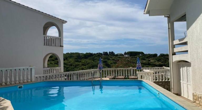 Apartment with pool, yard & terrace — photo 2