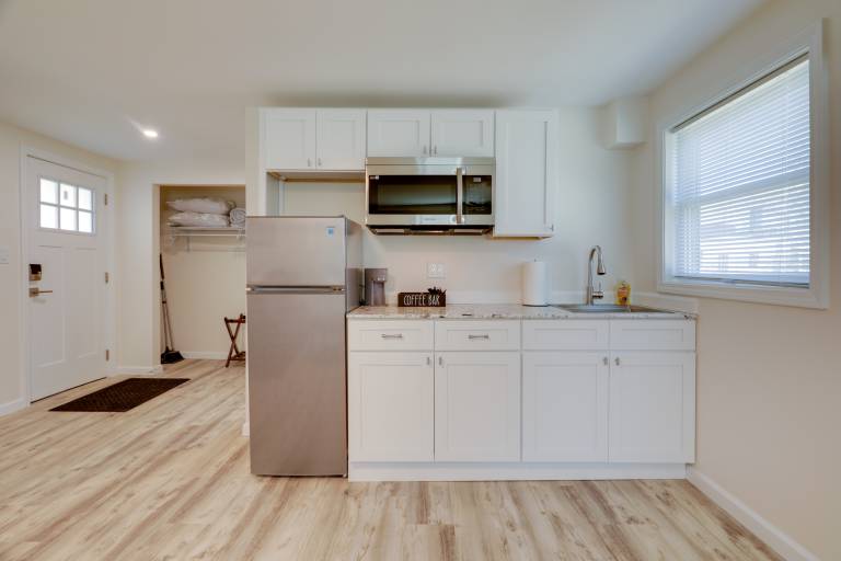 3 Mi to Onset Beach: Sleek Apartment in Wareham — photo 2