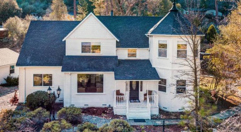 Nice vacation home with hot tub | Pets allowed in Oakhurst, CA