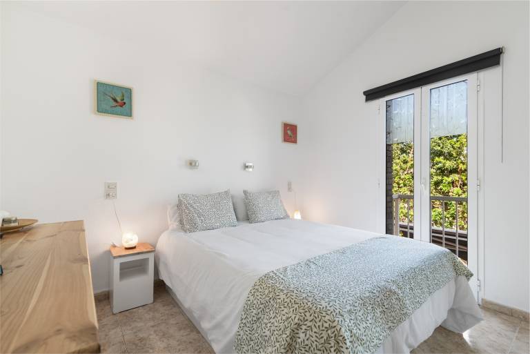 Holiday apartment with terrace, pool & yard — photo 4