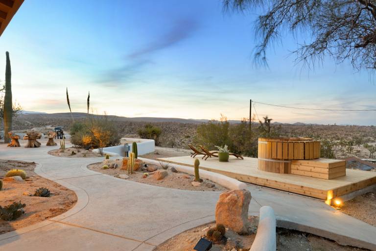 TerraCasa - Hot Tub, Fire Pit, Outdoor Shower & Endless Views — photo 2