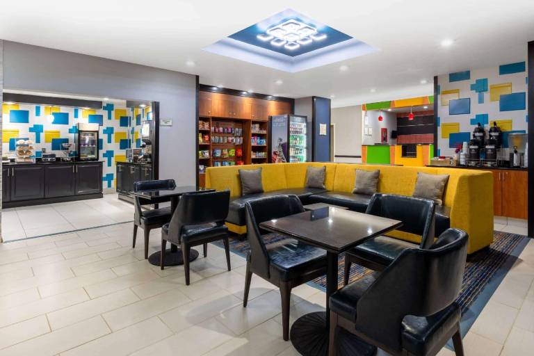 La Quinta Inn & Suites by Wyndham Columbus West - Hilliard — photo 4