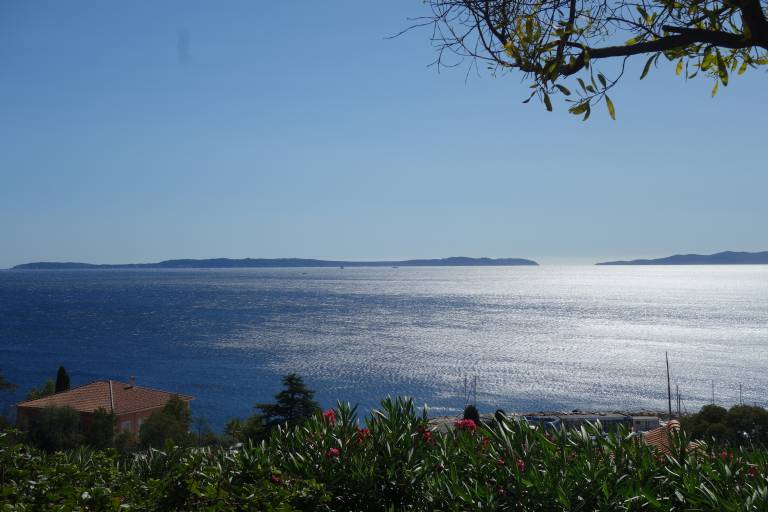 Fully equipped pleasant apartment with yard, barbeque & patio | Panoramic view | Next to the beach | Pets are welcome — photo 2