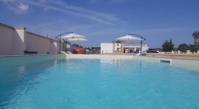 Serviced apartment with pool, garden & grill in Melissa