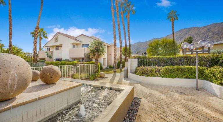 House with jacuzzi & pool — photo 4