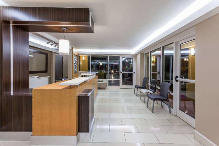 Super 8 By Wyndham Dalton/Convention Center Area — photo 2