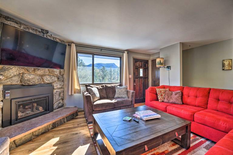 Luxe Updated Home w/ Grill + Hot Tub: 4 Mi to RMNP — photo 4
