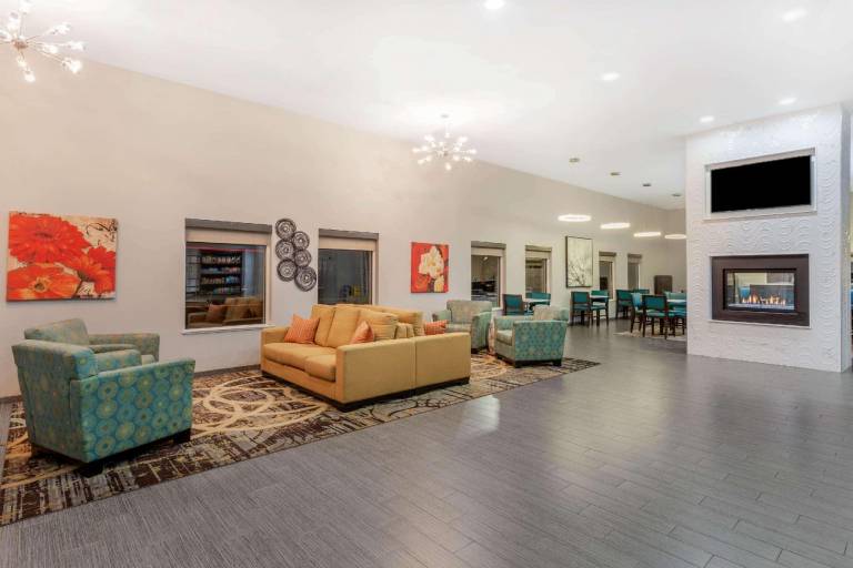 La Quinta Inn & Suites by Wyndham Rockford — photo 3