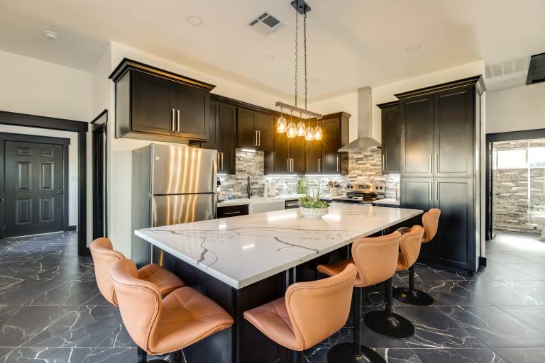 'The Lazy Joey' Stylish 3BR Near Round Top & A&M! — photo 3