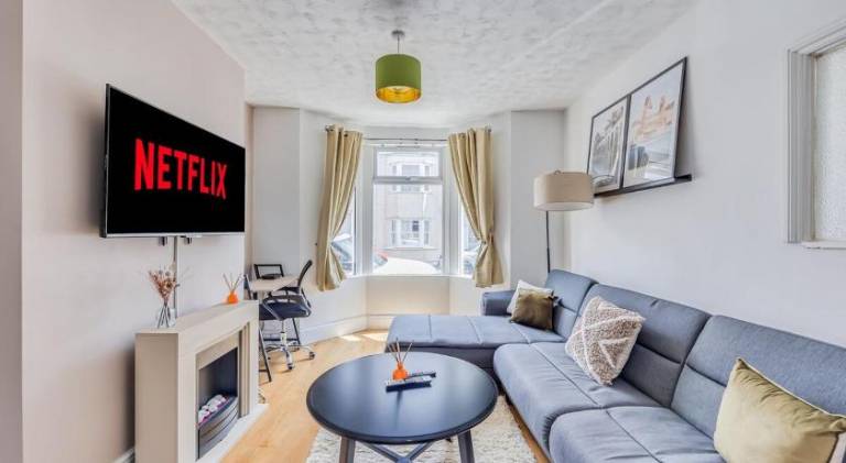 Lutterworth House - Prime Location - Free Parking, Pool Table, Fast WiFi and Smart TV by Yoko Proper — photo 2