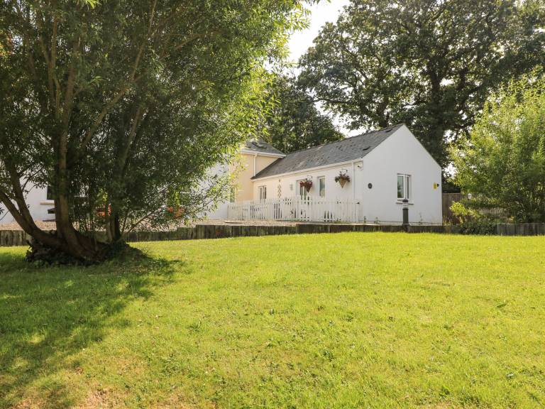 Family-oriented cottage with yard | Beach view | Pets allowed in Tenby