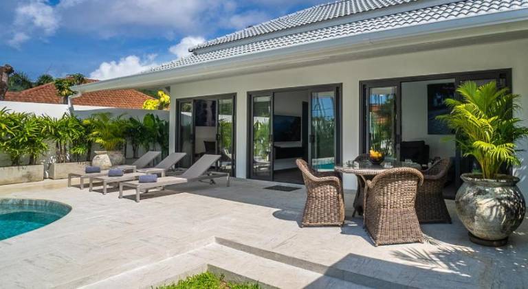 Villa with BBQ, garden & patio — photo 4