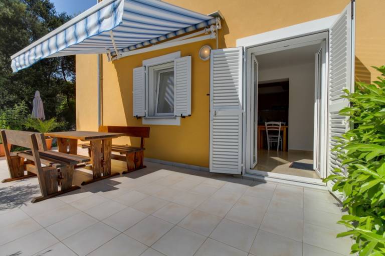 Holiday apartment with barbecue, patio & garden in Mali Losinj