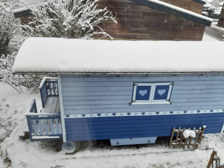 Cozy Little Blue Caravan in Scy Belgique — photo 3