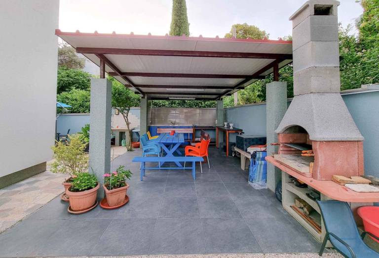 Apartment with BBQ, patio & yard — photo 3
