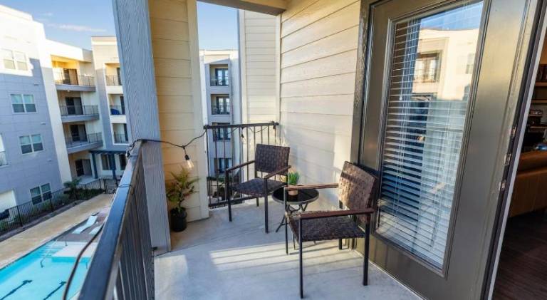 Upscale 1br Pool&gym Utsa Centrally Located! — photo 5