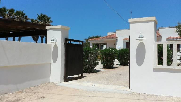Villa with BBQ & yard | Beach view — photo 3