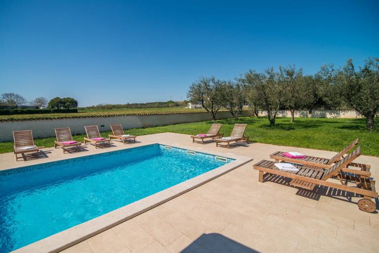Villa with private pool, yard & barbecue — photo 3