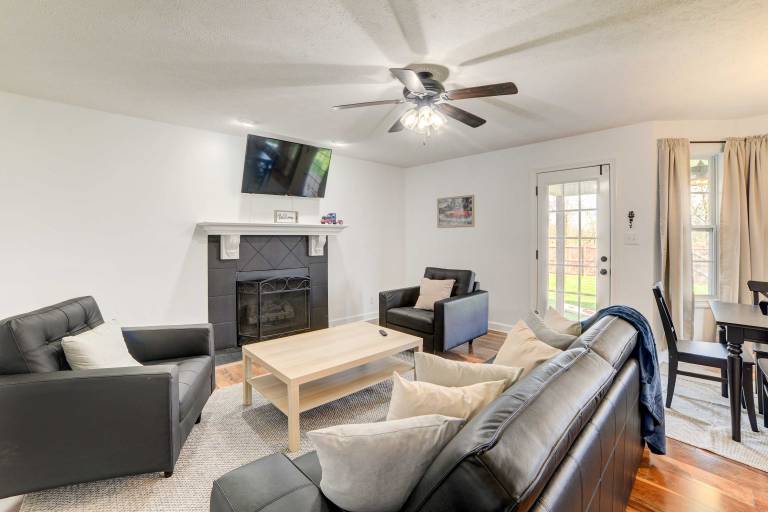 Great for Families! Serene Retreat in Clarksville — photo 4