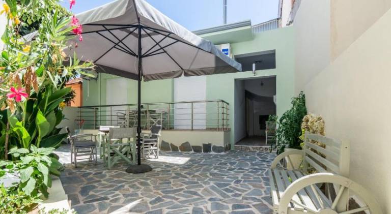 Rental apartment with patio & garden in Thasos