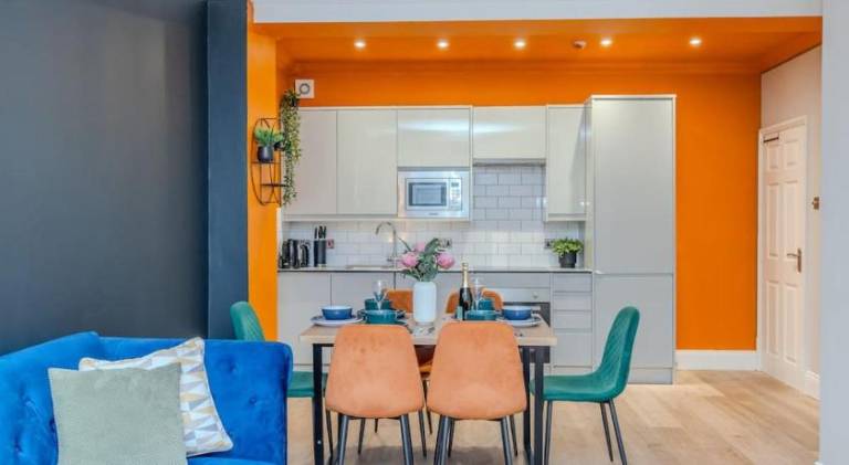 Glamours Two Bedroom flat I Sleep 6 Guests I Walking distance to Brighton Beach — photo 4