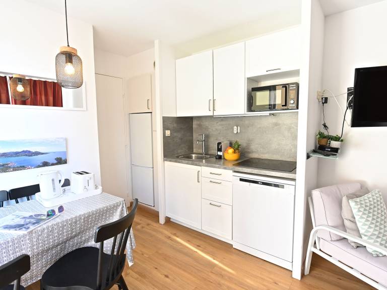 Rental apartment with patio, pool & yard | Sea view — photo 4