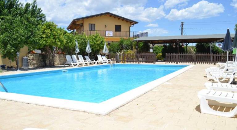 Farm with pool, garden & barbeque — photo 3