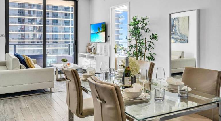 Holiday apartment with jacuzzi & pool | Near Bayside Marketplace | Pets allowed — photo 5