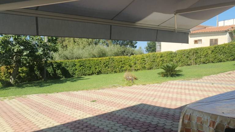 House with yard & grill — photo 2