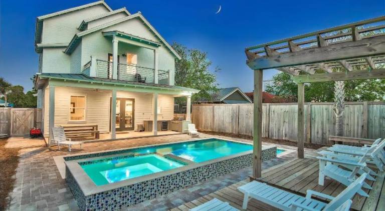 Vacation home with pool & jacuzzi in Destin, FL