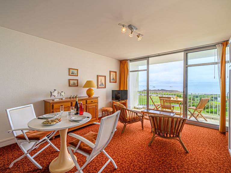 Rental apartment with patio & garden | Sea view — photo 3