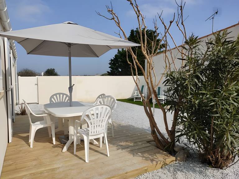 Vacation home with yard, BBQ & patio | Garden view — photo 2