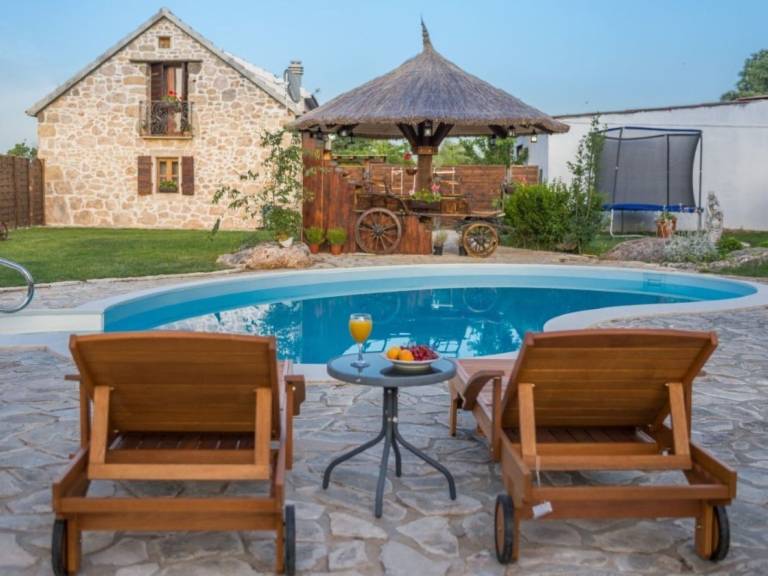 Vacation home with barbeque, yard & patio — photo 2