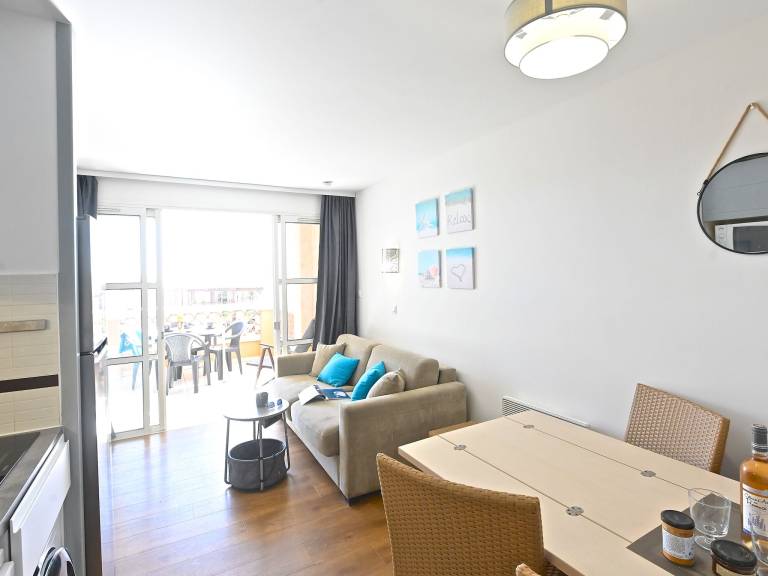 Holiday apartment with pool, patio & garden — photo 3