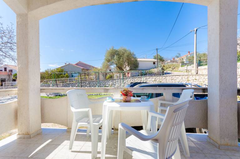 Rental apartment with BBQ, terrace & garden | Garden view in Rab
