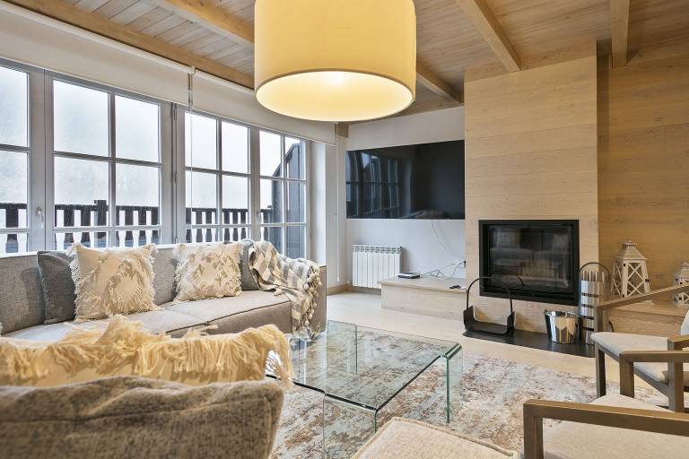 Holiday apartment with fast internet & terrace | Mountain view in Lleida