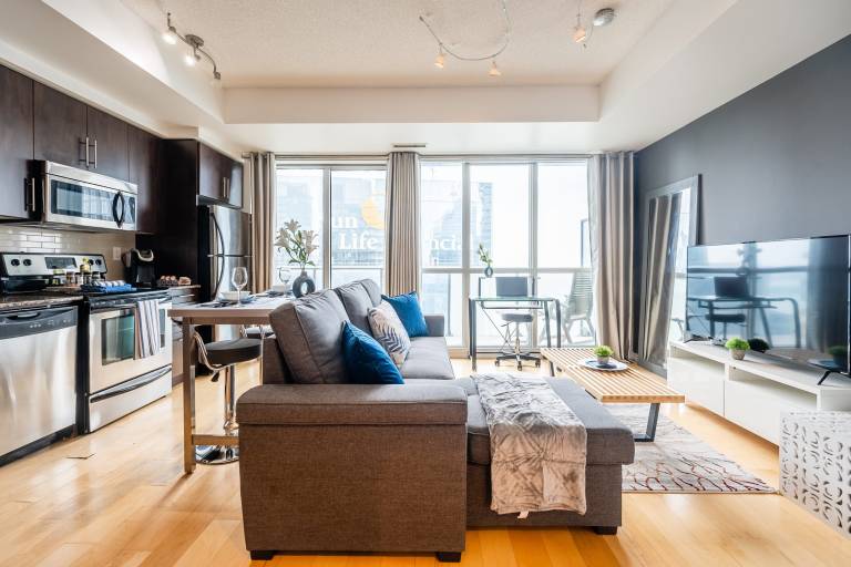 Luxury Downtown Condo w Spectacular City Views