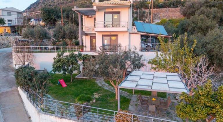 Villa with grill, garden & patio | Pets are welcome in Kalamata