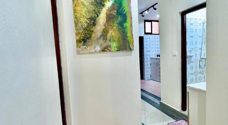 Quiet Central Home Near Beach - High Speed WiFi, Free Parking & Private Entry — photo 5
