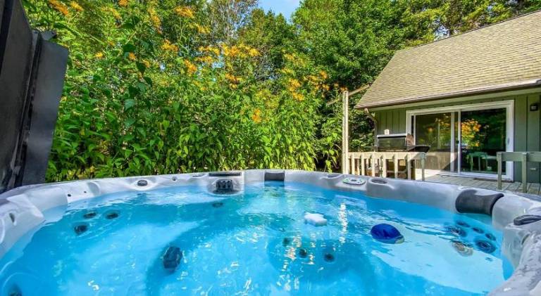 House with jacuzzi — photo 3